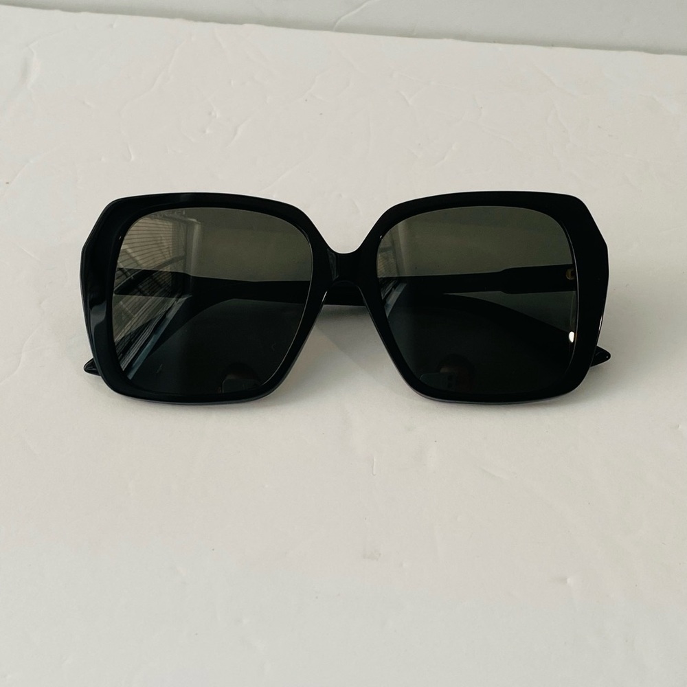 New Gucci Women’s Square Ladies Sunglasses
Item No. GG0533SA 001 56 - Picture 3 of 14